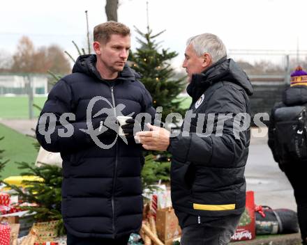 Fussball Bundesliga. SK Austria Klagenfurt. Viola Weihnachtswunsch-Aktion. Peer Jaekel, Trainer Peter Pacult. Klagenfurt, am 6.12.2024.
Foto: Kuess
---
pressefotos, pressefotografie, kuess, qs, qspictures, sport, bild, bilder, bilddatenbank