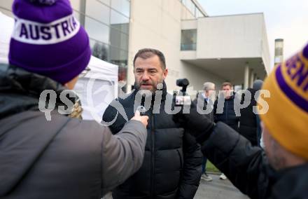 Fussball Bundesliga. SK Austria Klagenfurt. Viola Weihnachtswunsch-Aktion. Zeljko Karajica. Klagenfurt, am 6.12.2024.
Foto: Kuess
---
pressefotos, pressefotografie, kuess, qs, qspictures, sport, bild, bilder, bilddatenbank