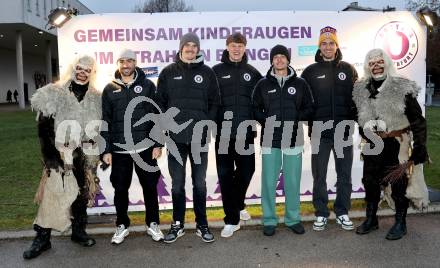 Fussball Bundesliga. SK Austria Klagenfurt. Viola Weihnachtswunsch-Aktion. Kosmas Gkezos, Simon Spari, Jannik Robatsch, Philipp Wydra, Thorsten Mahrer, Krampus. Klagenfurt, am 6.12.2024.
Foto: Kuess
---
pressefotos, pressefotografie, kuess, qs, qspictures, sport, bild, bilder, bilddatenbank