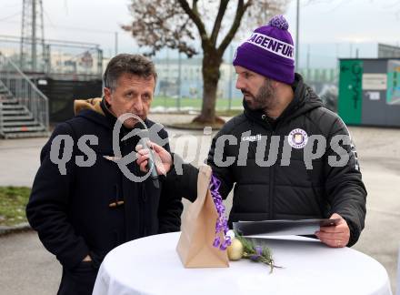 Fussball Bundesliga. SK Austria Klagenfurt. Viola Weihnachtswunsch-Aktion. Gerald StÃ¶ckl (LEITER SOS Kinderdorf), Sandro Zakany. Klagenfurt, am 6.12.2024.
Foto: Kuess
---
pressefotos, pressefotografie, kuess, qs, qspictures, sport, bild, bilder, bilddatenbank