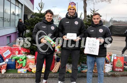 Fussball Bundesliga. SK Austria Klagenfurt. Viola Weihnachtswunsch-Aktion. Simon Straudi, Thorsten Mahrer, Tobias Koch. Klagenfurt, am 6.12.2024.
Foto: Kuess
---
pressefotos, pressefotografie, kuess, qs, qspictures, sport, bild, bilder, bilddatenbank