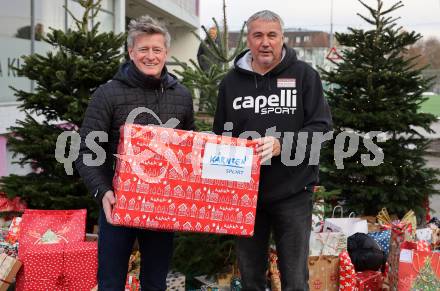 Fussball Bundesliga. SK Austria Klagenfurt. Viola Weihnachtswunsch-Aktion. Arno Arthofer, Trainer Peter Pacult. Klagenfurt, am 6.12.2024.
Foto: Kuess
---
pressefotos, pressefotografie, kuess, qs, qspictures, sport, bild, bilder, bilddatenbank