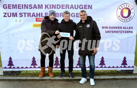 Fussball Bundesliga. SK Austria Klagenfurt. Viola Weihnachtswunsch-Aktion. Guenther Gorenzel, Arno Arthofer, Robert Micheu. Klagenfurt, am 6.12.2024.
Foto: Kuess
---
pressefotos, pressefotografie, kuess, qs, qspictures, sport, bild, bilder, bilddatenbank