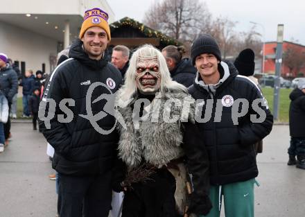 Fussball Bundesliga. SK Austria Klagenfurt. Viola Weihnachtswunsch-Aktion. Thorsten Mahrer, Krampus, Philipp Waydra. Klagenfurt, am 6.12.2024.
Foto: Kuess
---
pressefotos, pressefotografie, kuess, qs, qspictures, sport, bild, bilder, bilddatenbank