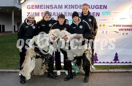 Fussball Bundesliga. SK Austria Klagenfurt. Viola Weihnachtswunsch-Aktion. Kosmas Gkezos, Simon Spari, Jannik Robatsch, Philipp Wydra, Thorsten Mahrer, Krampus. Klagenfurt, am 6.12.2024.
Foto: Kuess
---
pressefotos, pressefotografie, kuess, qs, qspictures, sport, bild, bilder, bilddatenbank