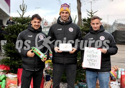 Fussball Bundesliga. SK Austria Klagenfurt. Viola Weihnachtswunsch-Aktion. Simon Straudi, Thorsten Mahrer, Tobias Koch. Klagenfurt, am 6.12.2024.
Foto: Kuess
---
pressefotos, pressefotografie, kuess, qs, qspictures, sport, bild, bilder, bilddatenbank