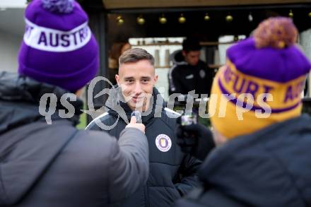 Fussball Bundesliga. SK Austria Klagenfurt. Viola Weihnachtswunsch-Aktion. Tobias Koch. Klagenfurt, am 6.12.2024.
Foto: Kuess
---
pressefotos, pressefotografie, kuess, qs, qspictures, sport, bild, bilder, bilddatenbank