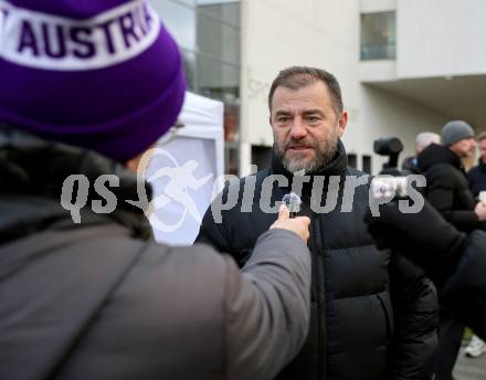 Fussball Bundesliga. SK Austria Klagenfurt. Viola Weihnachtswunsch-Aktion. Zeljko Karajica. Klagenfurt, am 6.12.2024.
Foto: Kuess
---
pressefotos, pressefotografie, kuess, qs, qspictures, sport, bild, bilder, bilddatenbank