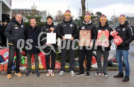 Fussball Bundesliga. SK Austria Klagenfurt. Viola Weihnachtswunsch-Aktion. Trainer Peter Pacult, Gerald StÃ¶ckl (Leiter SOS Kinderdorf), Simon Straudi, Thorsten Mahrer, Co-Trainer Martin Lassnig, Christopher Wernitznig, Christopher Cvetko. Klagenfurt, am 6.12.2024.
Foto: Kuess
---
pressefotos, pressefotografie, kuess, qs, qspictures, sport, bild, bilder, bilddatenbank