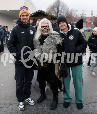 Fussball Bundesliga. SK Austria Klagenfurt. Viola Weihnachtswunsch-Aktion. Thorsten Mahrer, Krampus, Philipp Waydra. Klagenfurt, am 6.12.2024.
Foto: Kuess
---
pressefotos, pressefotografie, kuess, qs, qspictures, sport, bild, bilder, bilddatenbank