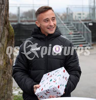 Fussball Bundesliga. SK Austria Klagenfurt. Viola Weihnachtswunsch-Aktion. Tobias Koch. Klagenfurt, am 6.12.2024.
Foto: Kuess
---
pressefotos, pressefotografie, kuess, qs, qspictures, sport, bild, bilder, bilddatenbank