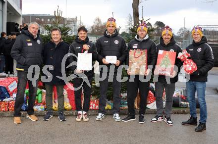 Fussball Bundesliga. SK Austria Klagenfurt. Viola Weihnachtswunsch-Aktion. Trainer Peter Pacult, Gerald StÃ¶ckl (Leiter SOS Kinderdorf), Simon Straudi, Thorsten Mahrer, Co-Trainer Martin Lassnig, Christopher Wernitznig, Christopher Cvetko. Klagenfurt, am 6.12.2024.
Foto: Kuess
---
pressefotos, pressefotografie, kuess, qs, qspictures, sport, bild, bilder, bilddatenbank