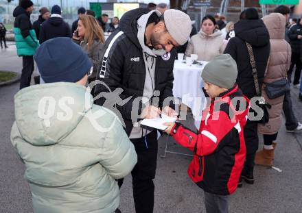 Fussball Bundesliga. SK Austria Klagenfurt. Viola Weihnachtswunsch-Aktion. Kosmas Gkezos. Klagenfurt, am 6.12.2024.
Foto: Kuess
---
pressefotos, pressefotografie, kuess, qs, qspictures, sport, bild, bilder, bilddatenbank