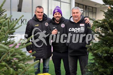 Fussball Bundesliga. SK Austria Klagenfurt. Viola Weihnachtswunsch-Aktion. Robert Micheu, Sandro Zakany, Trainer Peter Pacult. Klagenfurt, am 6.12.2024.
Foto: Kuess
---
pressefotos, pressefotografie, kuess, qs, qspictures, sport, bild, bilder, bilddatenbank