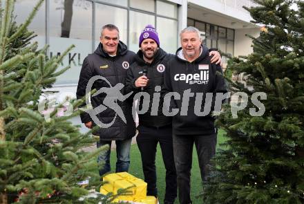 Fussball Bundesliga. SK Austria Klagenfurt. Viola Weihnachtswunsch-Aktion. Robert Micheu, Sandro Zakany, Trainer Peter Pacult. Klagenfurt, am 6.12.2024.
Foto: Kuess
---
pressefotos, pressefotografie, kuess, qs, qspictures, sport, bild, bilder, bilddatenbank