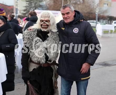 Fussball Bundesliga. SK Austria Klagenfurt. Viola Weihnachtswunsch-Aktion. Krampus, Robert Micheu. Klagenfurt, am 6.12.2024.
Foto: Kuess
---
pressefotos, pressefotografie, kuess, qs, qspictures, sport, bild, bilder, bilddatenbank