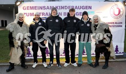 Fussball Bundesliga. SK Austria Klagenfurt. Viola Weihnachtswunsch-Aktion. Kosmas Gkezos, Simon Spari, Jannik Robatsch, Philipp Wydra, Krampus. Klagenfurt, am 6.12.2024.
Foto: Kuess
---
pressefotos, pressefotografie, kuess, qs, qspictures, sport, bild, bilder, bilddatenbank