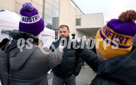 Fussball Bundesliga. SK Austria Klagenfurt. Viola Weihnachtswunsch-Aktion. Zeljko Karajica. Klagenfurt, am 6.12.2024.
Foto: Kuess
---
pressefotos, pressefotografie, kuess, qs, qspictures, sport, bild, bilder, bilddatenbank