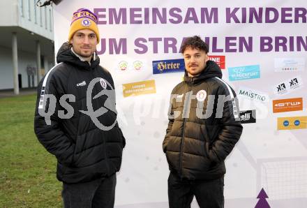 Fussball Bundesliga. SK Austria Klagenfurt. Viola Weihnachtswunsch-Aktion. Simon Straudi, Thorsten Mahrer. Klagenfurt, am 6.12.2024.
Foto: Kuess
---
pressefotos, pressefotografie, kuess, qs, qspictures, sport, bild, bilder, bilddatenbank