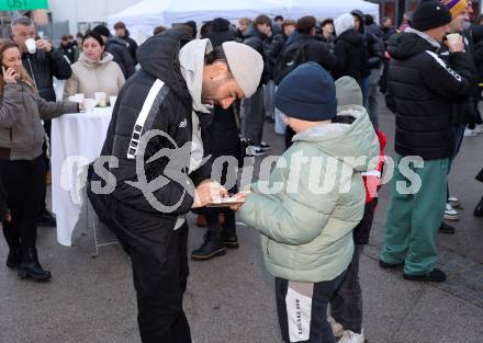 Fussball Bundesliga. SK Austria Klagenfurt. Viola Weihnachtswunsch-Aktion. Kosmas Gkezos. Klagenfurt, am 6.12.2024.
Foto: Kuess
---
pressefotos, pressefotografie, kuess, qs, qspictures, sport, bild, bilder, bilddatenbank