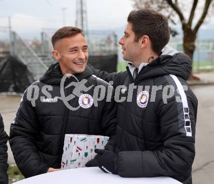 Fussball Bundesliga. SK Austria Klagenfurt. Viola Weihnachtswunsch-Aktion. Tobias Koch, Marc Lamberger. Klagenfurt, am 6.12.2024.
Foto: Kuess
---
pressefotos, pressefotografie, kuess, qs, qspictures, sport, bild, bilder, bilddatenbank