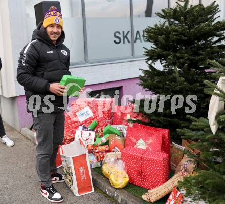 Fussball Bundesliga. SK Austria Klagenfurt. Viola Weihnachtswunsch-Aktion. Christopher Wernitznig. Klagenfurt, am 6.12.2024.
Foto: Kuess
---
pressefotos, pressefotografie, kuess, qs, qspictures, sport, bild, bilder, bilddatenbank