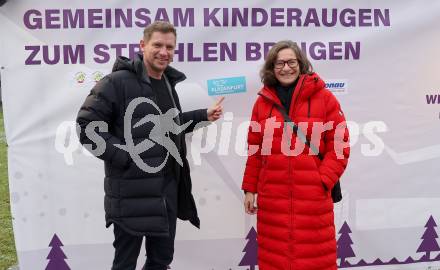 Fussball Bundesliga. SK Austria Klagenfurt. Viola Weihnachtswunsch-Aktion. Peer Jaekel, Constance Mochar.. Klagenfurt, am 6.12.2024.
Foto: Kuess
---
pressefotos, pressefotografie, kuess, qs, qspictures, sport, bild, bilder, bilddatenbank