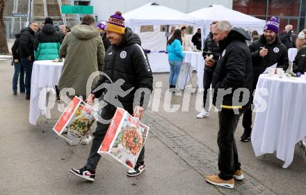 Fussball Bundesliga. SK Austria Klagenfurt. Viola Weihnachtswunsch-Aktion. Christopher Wernitznig. Klagenfurt, am 6.12.2024.
Foto: Kuess
---
pressefotos, pressefotografie, kuess, qs, qspictures, sport, bild, bilder, bilddatenbank