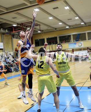 Basketball 2. Liga 2024/2025. Grunddurchgang 11. Runde.  Woerthersee Piraten gegen BBU Salzburg.  Marin Sliskovic, Jan-Arne Apschner  (Woerthersee Piraten),  Aleksandar Andjelkovic (Salzburg). Klagenfurt, am 7.12.2024.
Foto: Kuess


---
pressefotos, pressefotografie, kuess, qs, qspictures, sport, bild, bilder, bilddatenbank