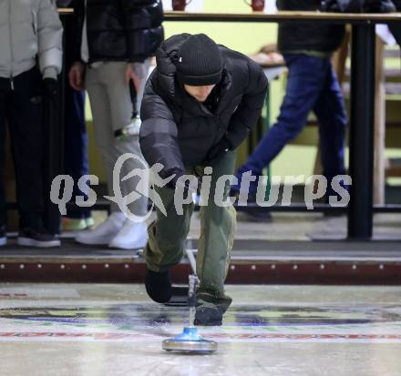 Fussball Bundesliga. Stockschiessen. SK  Austria Klagenfurt. Philipp Wydra.  Launsdorf,  am 11.12.2024.
Foto: Kuess
www.qspictures.net
---
pressefotos, pressefotografie, kuess, qs, qspictures, sport, bild, bilder, bilddatenbank