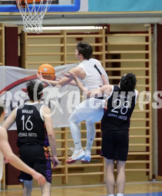 Basketball 2. Liga 2024/2025. Grunddurchgang 12. Runde.  KOS Celovec gegen Vienna United.   Simon Siencnik (KOS Celovec),  Sebastian Mailath-Pokorny (Vienna United). Klagenfurt, am 14.12.2024.
Foto: Kuess


---
pressefotos, pressefotografie, kuess, qs, qspictures, sport, bild, bilder, bilddatenbank