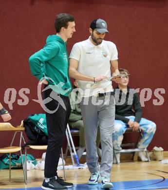 Basketball 2. Liga 2024/2025. Grunddurchgang 12. Runde.  KOS Celovec gegen Vienna United.    Andi Smrtnik, Trainer Dalibor Cevriz (KOS Celovec),   Klagenfurt, am 14.12.2024.
Foto: Kuess


---
pressefotos, pressefotografie, kuess, qs, qspictures, sport, bild, bilder, bilddatenbank