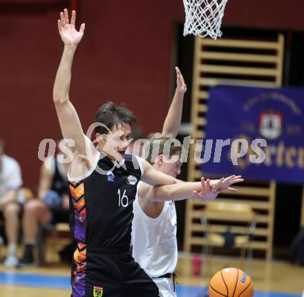 Basketball 2. Liga 2024/2025. Grunddurchgang 12. Runde.  KOS Celovec gegen Vienna United.   Samuel Seher (KOS Celovec),  Mathias Mailath-Pokorny  (Vienna United). Klagenfurt, am 14.12.2024.
Foto: Kuess


---
pressefotos, pressefotografie, kuess, qs, qspictures, sport, bild, bilder, bilddatenbank