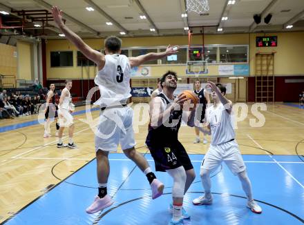 Basketball 2. Liga 2024/2025. Grunddurchgang 12. Runde.  KOS Celovec gegen Vienna United.   Simon Siencnik (KOS Celovec),  Alejandro Barbera Zapero  (Vienna United). Klagenfurt, am 14.12.2024.
Foto: Kuess


---
pressefotos, pressefotografie, kuess, qs, qspictures, sport, bild, bilder, bilddatenbank