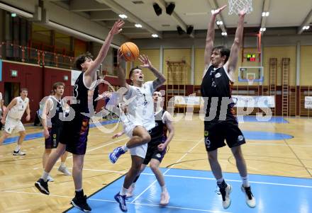 Basketball 2. Liga 2024/2025. Grunddurchgang 12. Runde.  KOS Celovec gegen Vienna United.     Mauro Gerszke (KOS Celovec),  Marcell Toth, 	David Wrumnig  (Vienna United). Klagenfurt, am 14.12.2024.
Foto: Kuess


---
pressefotos, pressefotografie, kuess, qs, qspictures, sport, bild, bilder, bilddatenbank