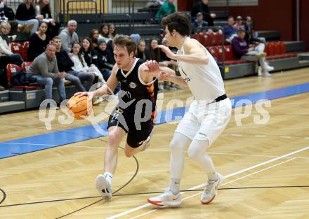 Basketball 2. Liga 2024/2025. Grunddurchgang 12. Runde.  KOS Celovec gegen Vienna United.   Simon Siencnik (KOS Celovec),  Marius Witzmann  (Vienna United). Klagenfurt, am 14.12.2024.
Foto: Kuess


---
pressefotos, pressefotografie, kuess, qs, qspictures, sport, bild, bilder, bilddatenbank