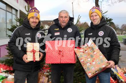 Fussball Bundesliga. SK Austria Klagenfurt. Viola Weihnachtswunsch-Aktion. Christopher Wernitznig, Trainer Peter Pacult, Christopher Wernitznig. Klagenfurt, am 6.12.2024.
Foto: Kuess
---
pressefotos, pressefotografie, kuess, qs, qspictures, sport, bild, bilder, bilddatenbank