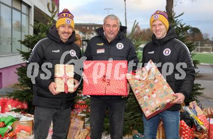 Fussball Bundesliga. SK Austria Klagenfurt. Viola Weihnachtswunsch-Aktion. Christopher Wernitznig, Trainer Peter Pacult, Christopher Wernitznig. Klagenfurt, am 6.12.2024.
Foto: Kuess
---
pressefotos, pressefotografie, kuess, qs, qspictures, sport, bild, bilder, bilddatenbank