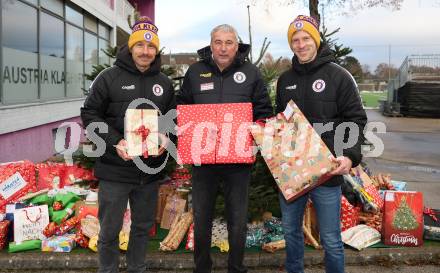 Fussball Bundesliga. SK Austria Klagenfurt. Viola Weihnachtswunsch-Aktion. Christopher Wernitznig, Trainer Peter Pacult, Christopher Wernitznig. Klagenfurt, am 6.12.2024.
Foto: Kuess
---
pressefotos, pressefotografie, kuess, qs, qspictures, sport, bild, bilder, bilddatenbank