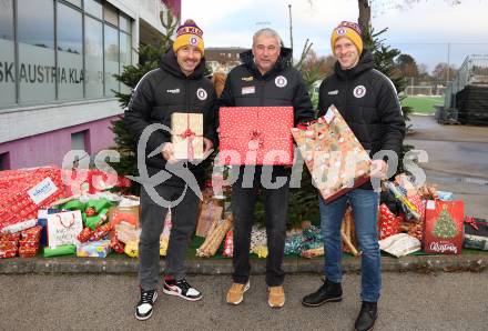 Fussball Bundesliga. SK Austria Klagenfurt. Viola Weihnachtswunsch-Aktion. Christopher Wernitznig, Trainer Peter Pacult, Christopher Wernitznig. Klagenfurt, am 6.12.2024.
Foto: Kuess
---
pressefotos, pressefotografie, kuess, qs, qspictures, sport, bild, bilder, bilddatenbank