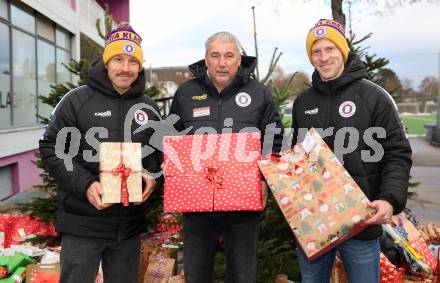 Fussball Bundesliga. SK Austria Klagenfurt. Viola Weihnachtswunsch-Aktion. Christopher Wernitznig, Trainer Peter Pacult, Christopher Wernitznig. Klagenfurt, am 6.12.2024.
Foto: Kuess
---
pressefotos, pressefotografie, kuess, qs, qspictures, sport, bild, bilder, bilddatenbank