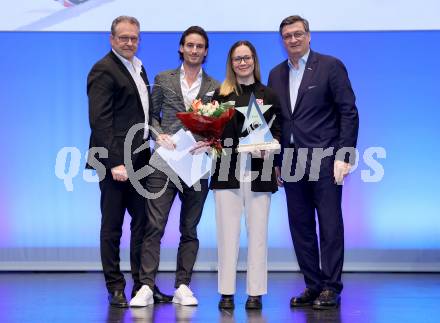 Nacht des Sports. Sportlergala.  Josef Pleikner (KBSV), Claudio Trevisan (Krone Zeitung), Melissa Koeck (AUT), Juergen Mandl (WKO Kaernten).. Villach, am 21.12.2024.
Foto: Kuess
www.qspictures.net
---
pressefotos, pressefotografie, kuess, qs, qspictures, sport, bild, bilder, bilddatenbank