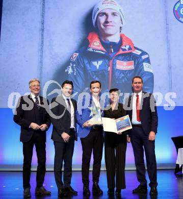 Nacht des Sports. Sportlergala.  Markus Galli (Klick Kaernten), LH Peter Kaiser,  Christopher Weiss (Raiffeisen), Eltern von Daniel Tschofenig, Reinhard Draxler (Kelag). Villach, am 21.12.2024.
Foto: Kuess
www.qspictures.net
---
pressefotos, pressefotografie, kuess, qs, qspictures, sport, bild, bilder, bilddatenbank