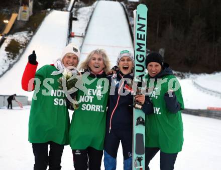 Schin Nordisch. Schispringen. Weltcup.  Eva Pinkelnig (AUT), mit Mutter Luise, Rosemarie und Rebekka. Villach, Alpenarena, am 6.1.2025.
Foto: Kuess
---
pressefotos, pressefotografie, kuess, qs, qspictures, sport, bild, bilder, bilddatenbank