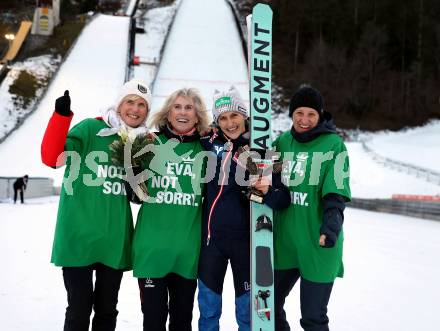 Schin Nordisch. Schispringen. Weltcup.  Eva Pinkelnig (AUT), mit Mutter Luise, Rosemarie und Rebekka. Villach, Alpenarena, am 6.1.2025.
Foto: Kuess
---
pressefotos, pressefotografie, kuess, qs, qspictures, sport, bild, bilder, bilddatenbank