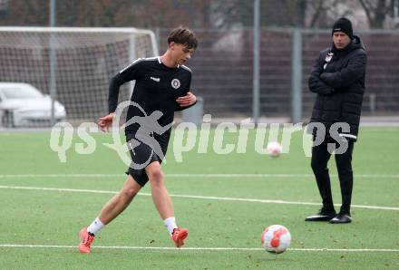 Fussball Bundesliga. Training SK Austria Klagenfurt. Matteo Kitz, Co-Trainer Martin Lassnig. Klagenfurt, am 7.1.2025.
Foto: Kuess
---
pressefotos, pressefotografie, kuess, qs, qspictures, sport, bild, bilder, bilddatenbank