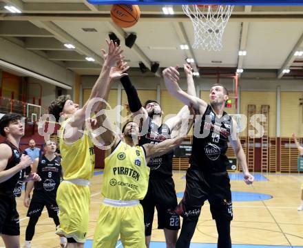 Basketball 2. Liga 2024/2025. Grunddurchgang 14. Runde.  Woerthersee Piraten gegen Mistelbach Mustangs. Lukas Simoner, Shawn L. Ray  (Piraten), Viktor Vasat, Jakub Jokl  (Mistelbach Mustangs). Klagenfurt, am 11.1.2025.
Foto: Kuess


---
pressefotos, pressefotografie, kuess, qs, qspictures, sport, bild, bilder, bilddatenbank