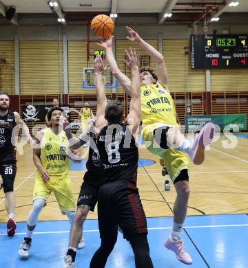 Basketball 2. Liga 2024/2025. Grunddurchgang 14. Runde.  Woerthersee Piraten gegen Mistelbach Mustangs.   Lukas Simoner (Piraten),   Jan Kozina  (Mistelbach Mustangs). Klagenfurt, am 11.1.2025.
Foto: Kuess


---
pressefotos, pressefotografie, kuess, qs, qspictures, sport, bild, bilder, bilddatenbank