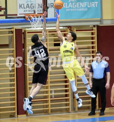 Basketball 2. Liga 2024/2025. Grunddurchgang 14. Runde.  Woerthersee Piraten gegen Mistelbach Mustangs.  Marcus Holyfield  (Piraten),   Zdenek Nehyba (Mistelbach Mustangs). Klagenfurt, am 11.1.2025.
Foto: Kuess


---
pressefotos, pressefotografie, kuess, qs, qspictures, sport, bild, bilder, bilddatenbank