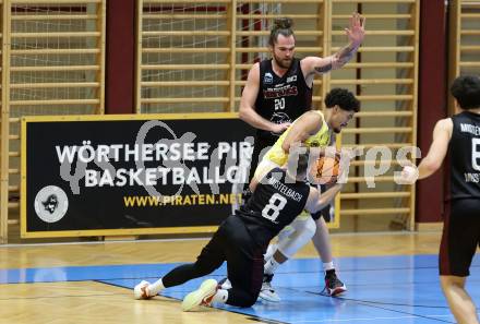 Basketball 2. Liga 2024/2025. Grunddurchgang 14. Runde.  Woerthersee Piraten gegen Mistelbach Mustangs.  Marcus Holyfield  (Piraten),  Jan Kozina, Ian Moschik  (Mistelbach Mustangs). Klagenfurt, am 11.1.2025.
Foto: Kuess


---
pressefotos, pressefotografie, kuess, qs, qspictures, sport, bild, bilder, bilddatenbank